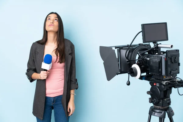 Reporter Kobieta Trzyma Mikrofon Raportuje Wiadomości Izolowane Niebieskim Tle Patrząc — Zdjęcie stockowe