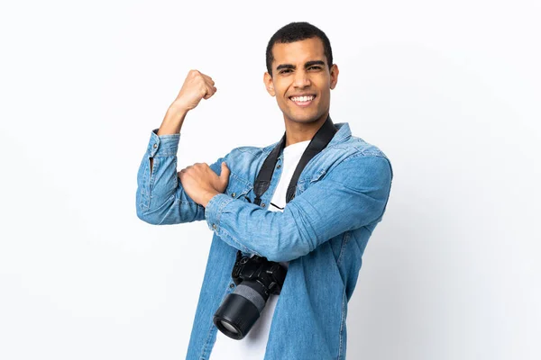 Junger Afroamerikanischer Fotograf Macht Starke Geste Vor Isoliertem Weißen Hintergrund — Stockfoto