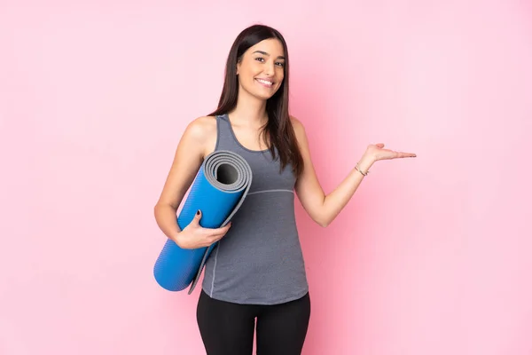 Young Caucasian Woman Mat Isolated Pink Background Extending Hands Side — Stock Photo, Image