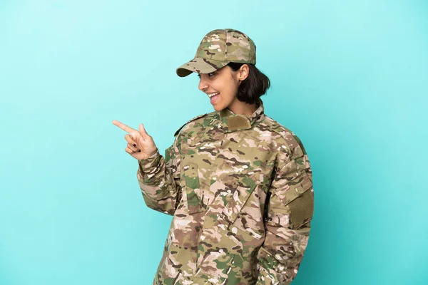 Військова Змішана Жінка Гонки Ізольована Синьому Фоні Вказуючи Пальцем Бік — стокове фото