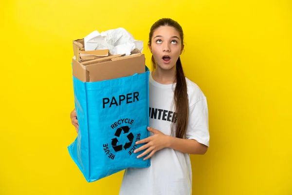 Niña Sosteniendo Una Bolsa Reciclaje Llena Papel Para Reciclar Sobre —  Fotos de Stock