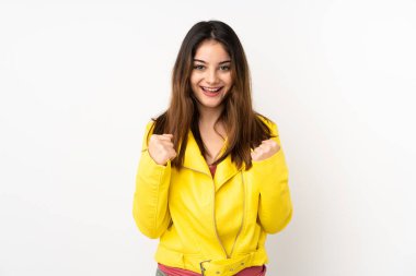 Beyaz arka planda izole edilmiş genç beyaz kadın galibiyeti kutluyor.