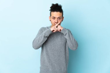 İzole edilmiş arka planda beyaz bir adam sessizlik işareti gösteriyor.