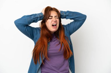 Beyaz arka planda izole edilmiş genç kızıl saçlı kadın bunalıma girdi.