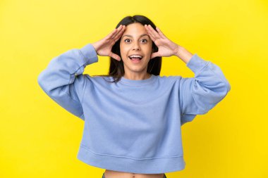 Sarı arka planda izole edilmiş beyaz bir kadın. Sürpriz bir ifadeyle.
