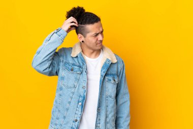 Kafkasyalı bir adam izole edilmiş arka planda, kafası kaşınırken şüpheleri var.