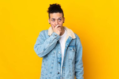 Kafkasyalı bir adamın izole edilmiş bir geçmişi var. Şüpheleri var ve kafası karışmış bir yüz ifadesi var.