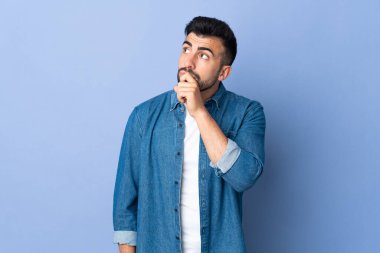 İzole edilmiş mavi arka planda beyaz bir adam var.