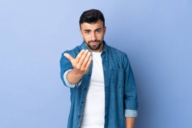 İzole edilmiş mavi arka planda beyaz bir adam, bizimle gelmesi için davet ediyor. Gelmene sevindim.