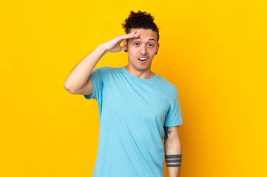 İzole edilmiş arka planda kalan beyaz bir adam bir şey fark etti ve çözüme niyetlendi.