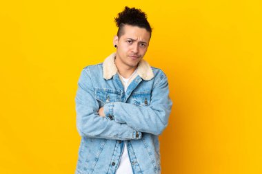 Mutsuz bir ifadeyle tecrit edilmiş beyaz bir adam.