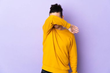 İzole edilmiş arka planda beyaz bir adam elleriyle gözlerini kapatıyor.