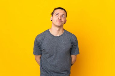 İzole edilmiş arka planda beyaz bir adam var.