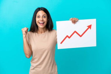 İzole edilmiş genç bir kadın elinde büyüyen bir istatistik okuyla bir tabela tutuyor ve zaferi kutluyor.