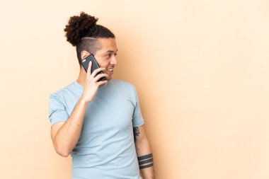 İzole edilmiş bir geçmişi olan beyaz bir adam cep telefonuyla sohbet ediyor.