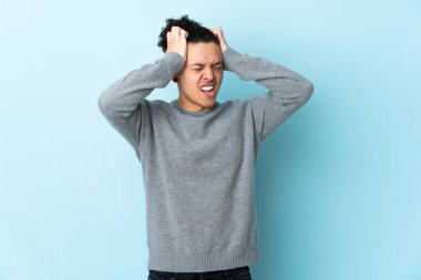 İzole edilmiş geçmişi olan beyaz bir adam bunalıma girmiş.