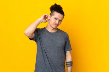 İzole edilmiş geçmişi olan beyaz bir adamın şüpheleri var.