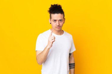 İzole edilmiş arka planı olan beyaz bir adam hayal kırıklığına uğramış ve ön tarafı işaret ediyor.