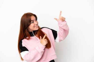 Beyaz arka planda izole edilmiş genç kızıl saçlı kadın işaret parmağıyla işaret etmek harika bir fikir.