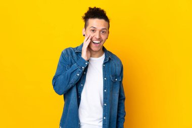 Şaşırmış ve şok olmuş bir yüz ifadesiyle tecrit edilmiş beyaz bir adam.