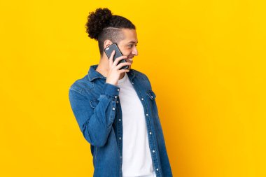 İzole edilmiş bir geçmişi olan beyaz bir adam cep telefonuyla sohbet ediyor.