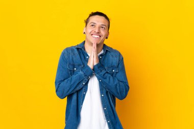 İzole edilmiş geçmişi olan beyaz bir adam avuç içlerini bir arada tutar. İnsan bir şey ister.