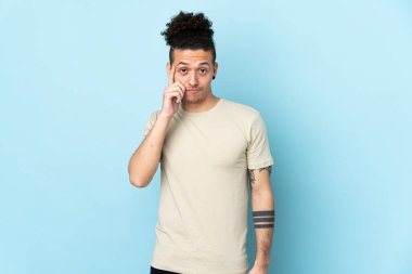 İzole edilmiş arka planda beyaz bir adam bir fikir düşünüyor.