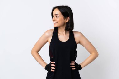 Beyaz arka planda izole edilmiş beyaz bir kadın. Kolları kalçasında ve diğer tarafına bakıyor.