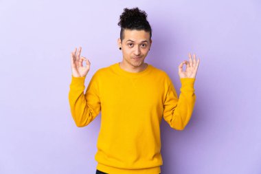 Zen pozunda tecrit edilmiş beyaz adam.