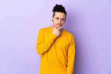 Tecrit edilmiş geçmişi olan beyaz bir adam.