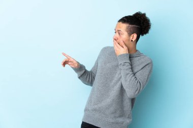 İzole edilmiş arka planda beyaz bir adam sürpriz bir ifadeyle işaret ederken...