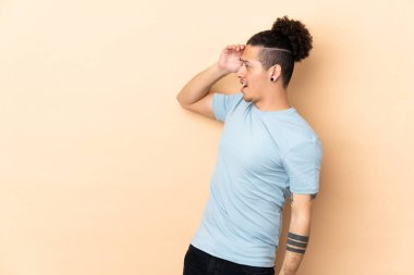 Tarafsız bir arkaplanda, şaşırmış bir ifadeyle beyaz bir adam.