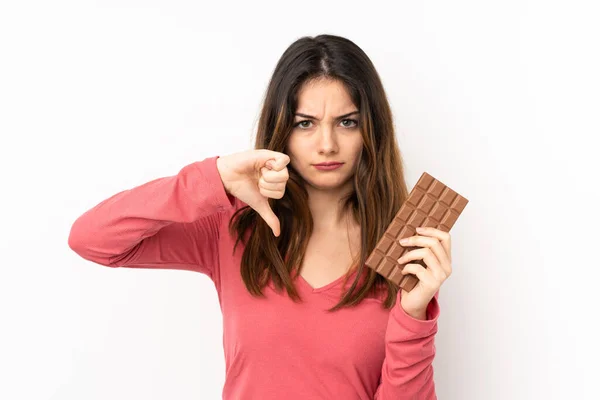 Mladá Běloška Žena Izolované Růžovém Pozadí Čokoládovou Tabletu Dělat Špatný — Stock fotografie