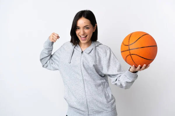 Mladá Běloška Žena Izolované Bílém Pozadí Hrát Basketbal — Stock fotografie