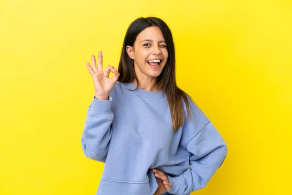 Jonge Blanke Vrouw Geïsoleerd Gele Achtergrond Tonen Teken Met Vingers — Stockfoto