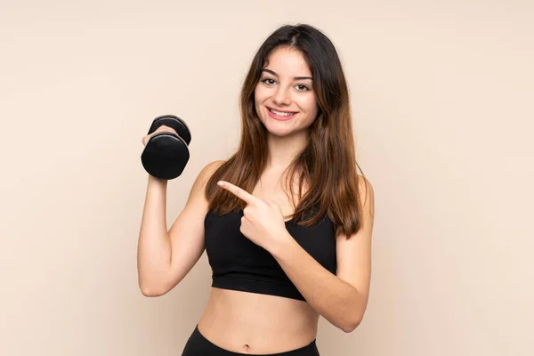 Mujer Deportiva Joven Haciendo Levantamiento Pesas Aislado Sobre Fondo Beige — Foto de Stock