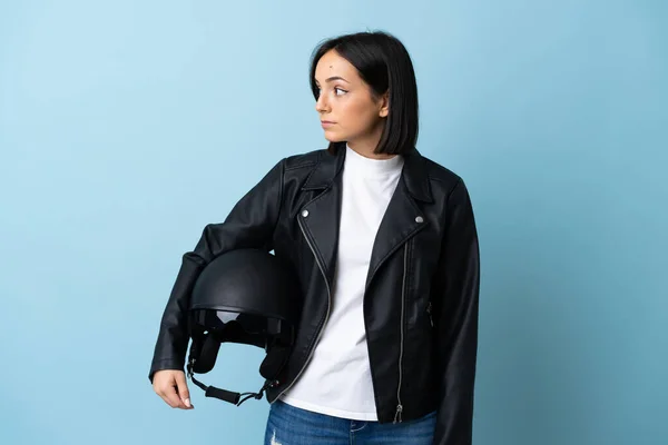 Woman Holding Motorcycle Helmet Isolated Blue Background Looking Side — ストック写真
