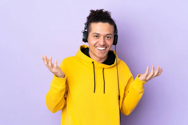 Caucasian Man Isolated Purple Background Surprised Listening Music — Foto de Stock