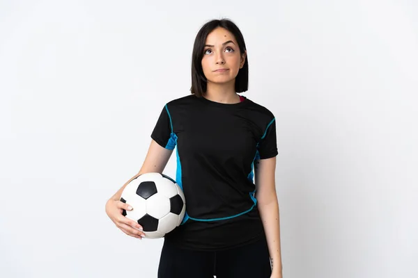 Młoda Piłkarz Kobieta Izolowane Białym Tle Patrząc Górę — Zdjęcie stockowe