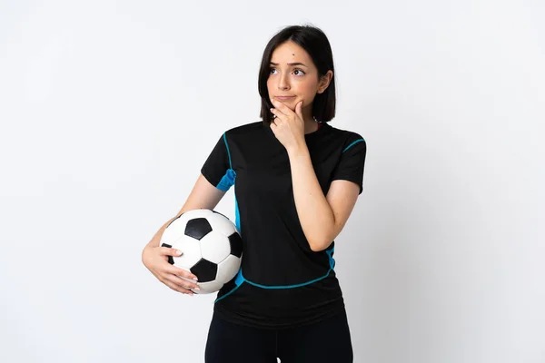 Jovem Jogador Futebol Mulher Isolada Fundo Branco Com Dúvidas — Fotografia de Stock