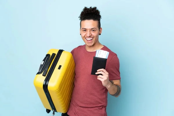 白人男以上隔離された青の背景で休暇でスーツケースとパスポート — ストック写真