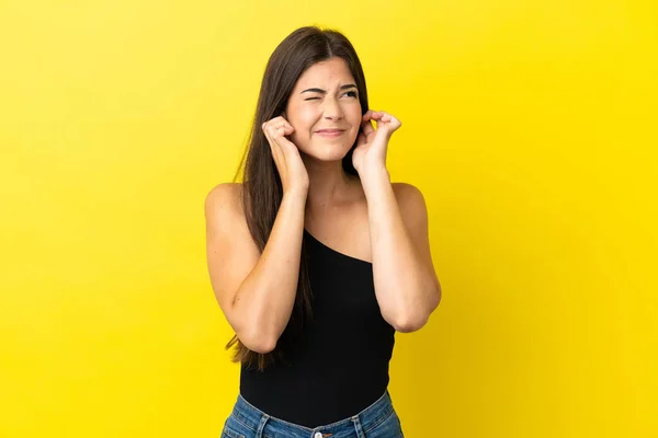 Mujer Brasileña Joven Aislada Sobre Fondo Amarillo Frustrada Cubriendo Orejas —  Fotos de Stock