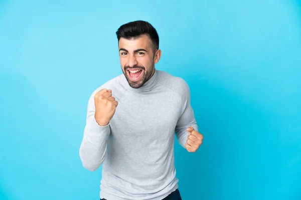 Hombre Caucásico Sobre Fondo Azul Aislado Celebrando Una Victoria — Foto de Stock