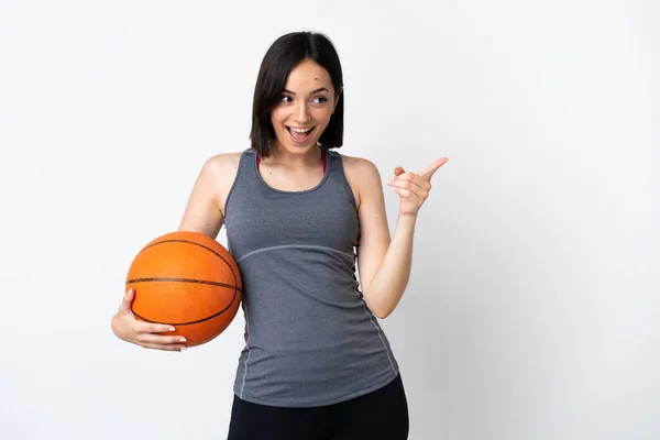 Jovem Mulher Jogando Basquete Isolado Fundo Branco Apontando Dedo Para — Fotografia de Stock