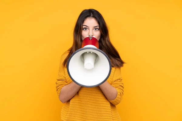 Young Caucasian Woman Isolated Yellow Background Shouting Megaphone — Stock Photo, Image