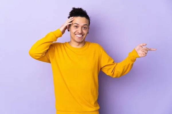 Hombre Caucásico Sobre Fondo Aislado Sorprendido Señalando Dedo Hacia Lado —  Fotos de Stock