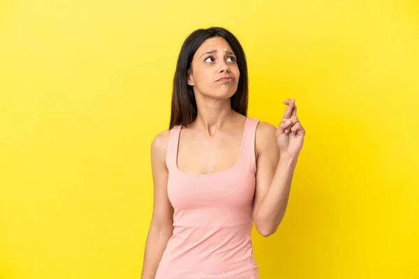 Jonge Blanke Vrouw Geïsoleerd Gele Achtergrond Met Vingers Kruisen Wensen — Stockfoto