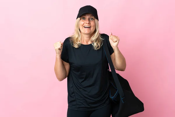 Frau Mittleren Alters Mit Sporttasche Isoliert Auf Rosa Hintergrund Feiert — Stockfoto