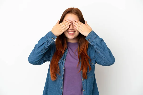 Mulher Ruiva Jovem Isolado Fundo Branco Cobrindo Olhos Por Mãos — Fotografia de Stock