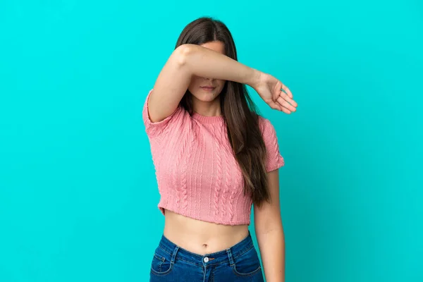 青い背景に手で目を覆う若いブラジル人女性 — ストック写真
